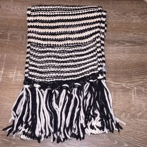 Black and white Knitted scarf